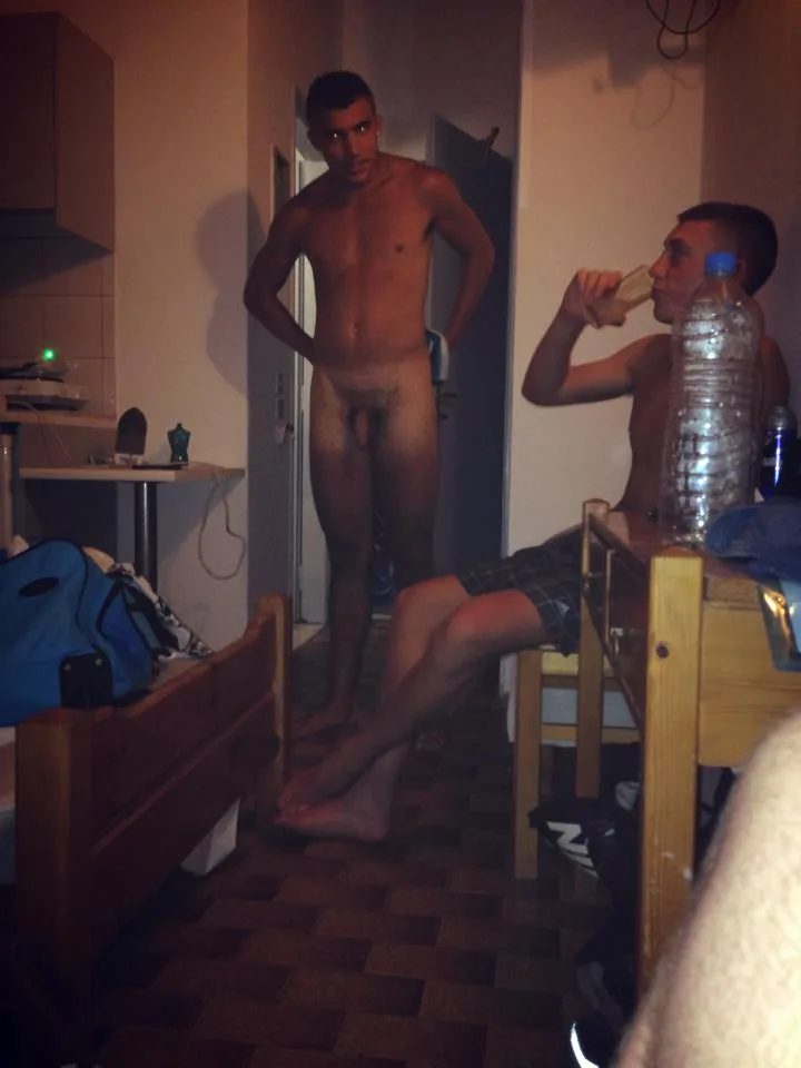 Hot straight dreng poserer nøgen i gangen mens mate drikker øl på køjeseng