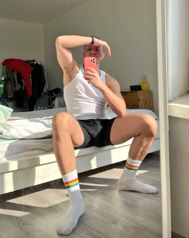 Rainbow punkteret dreng tager spejl selfie, ben spredt, viser off hans fødder og shorts