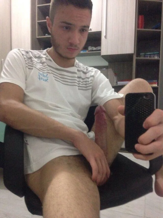 Garoto amador tira uma selfie safada com o pau duro aparecendo por baixo da camisa