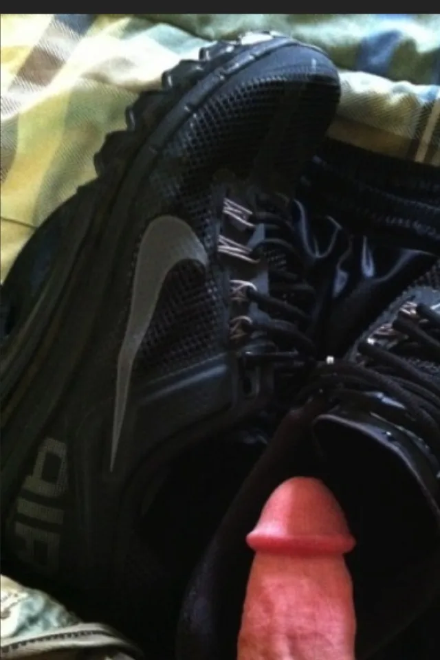 Hård pik kigger fra sort Nike sneaker med plaid ark bag