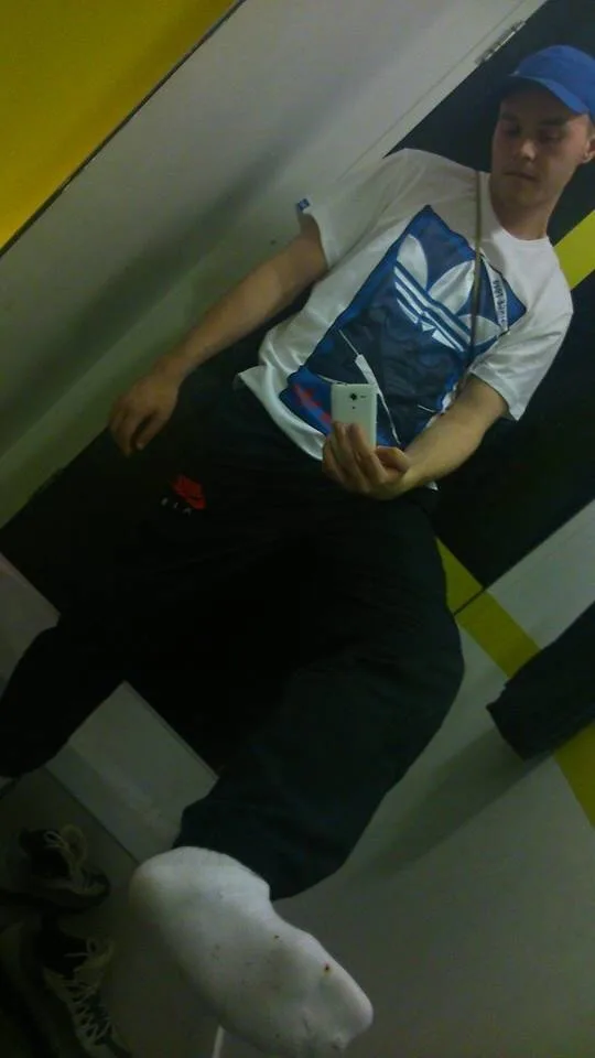 Doven dreng i sokker snaps selfie, fødder op, adidas tee & track bukser afslappet