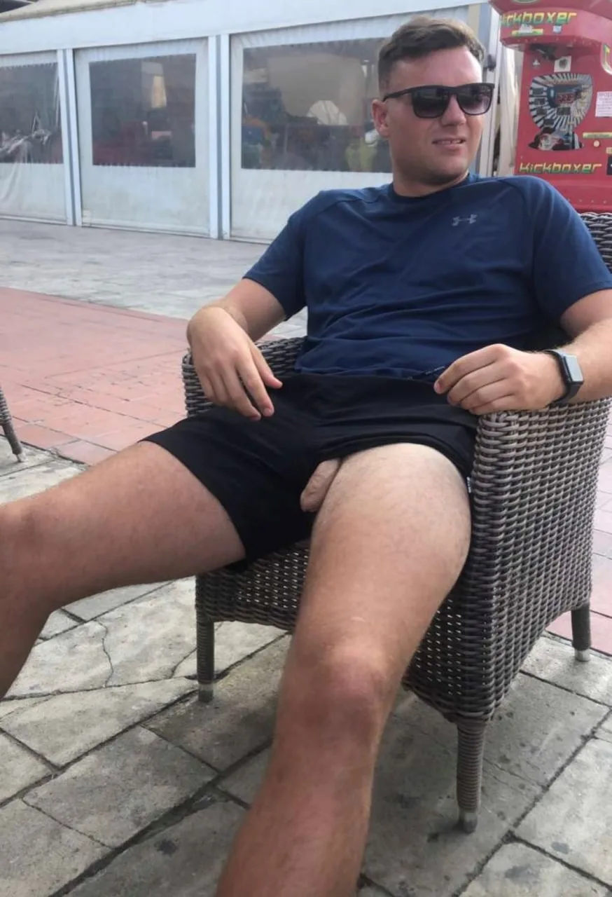 Chill fyr i shorts lader sin hårde pik kigge ud mens lounging udendørs