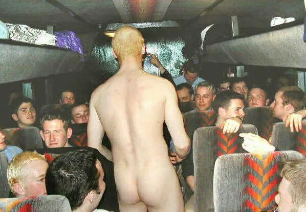 Naughty nackt arsch junge gestrebt nackt auf überfüllten bus, während kumpels zuschauen
