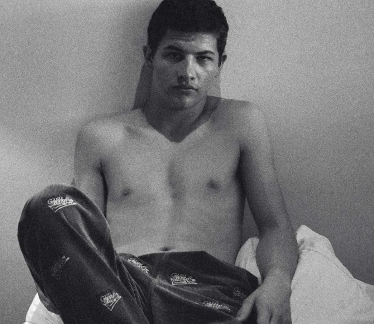 Shirtloser Tye Sheridan in weiten Sweatpants, nackter Oberkörper und intensivem Blick