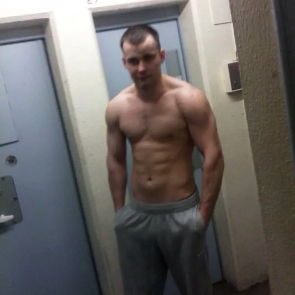 Garoto musculoso scally de moletom cinza exibindo abdômen e pênis